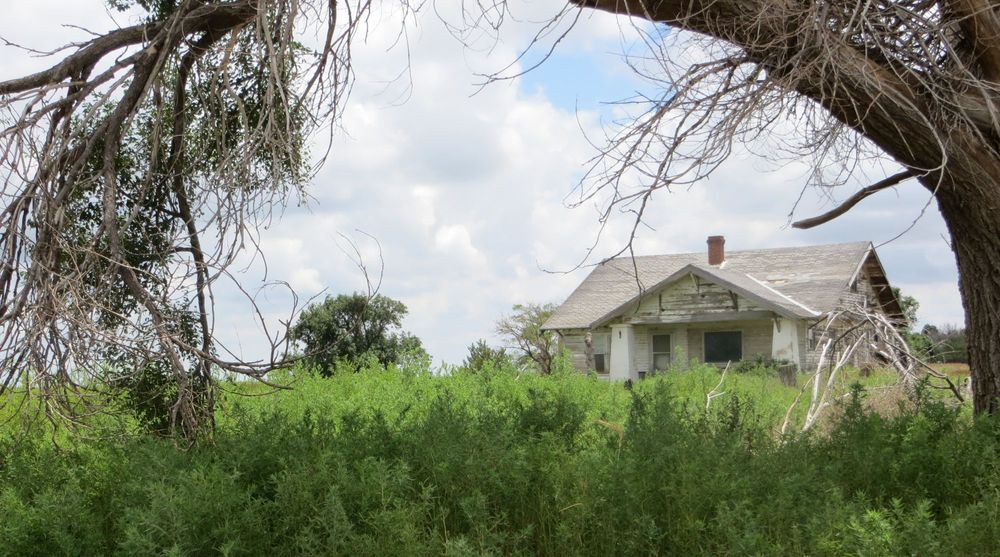A derelict 1920s cottage bungalow in the farmlands of Oklahoma, 2015
